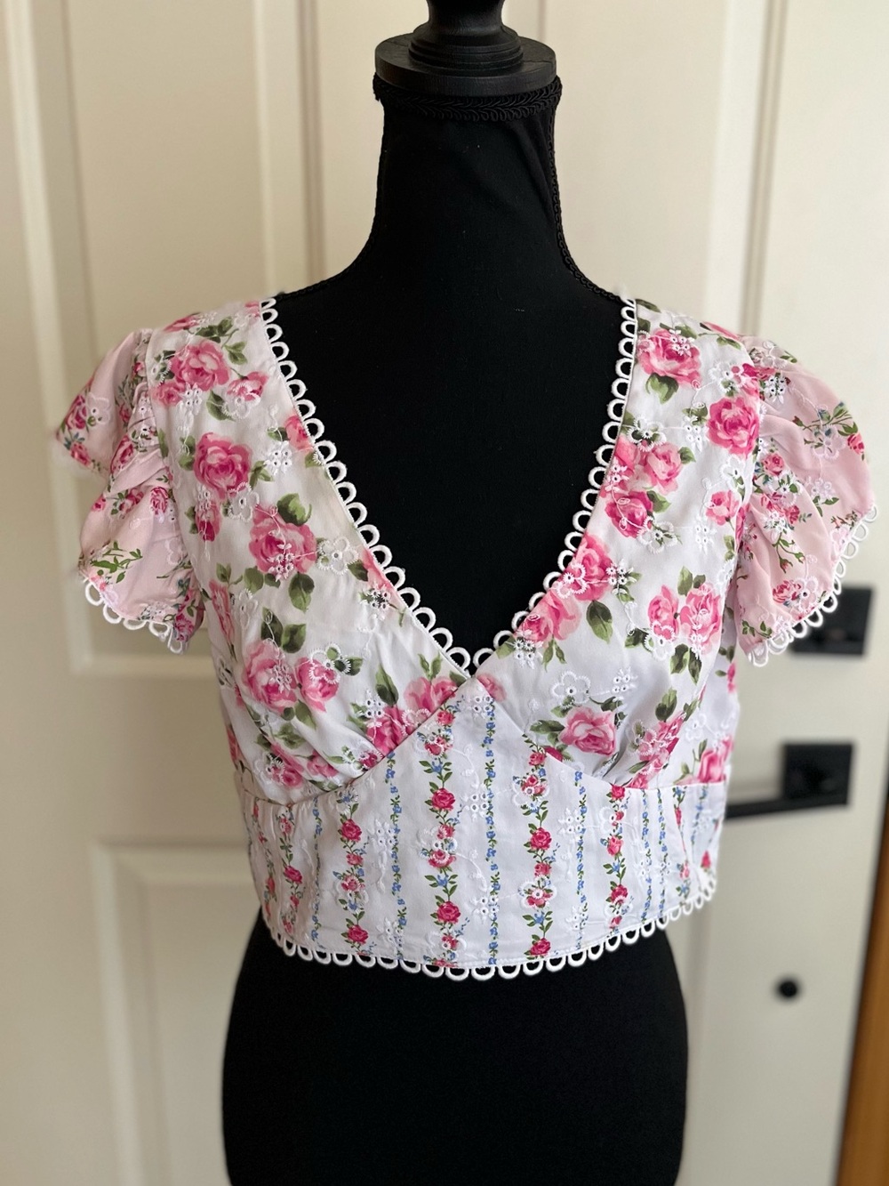 Women’s Altar’d State white pink floral crop top eyelet trim crochet detail. XL